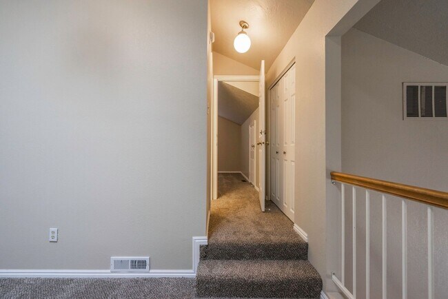 Building Photo - Spacious Updated Townhome in Downtown St. ...