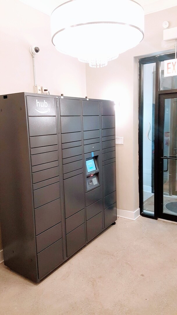 Building Photo - New Micro Studio in Lincoln Park