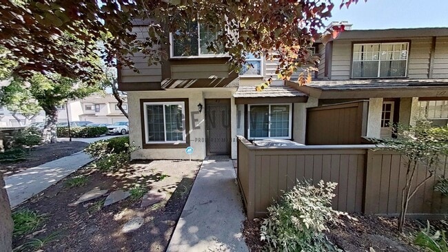 Building Photo - 3 Bedroom Beautifully Upgraded Home in Ana...