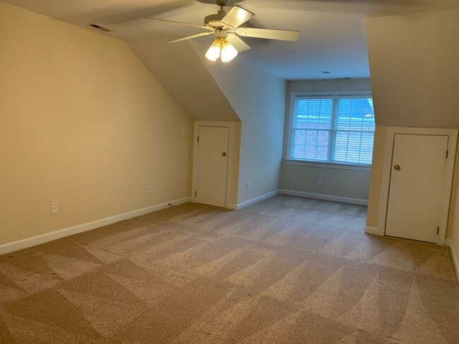 Building Photo - Large 3 Bed | 2.5 Bath Townhouse With Firs...