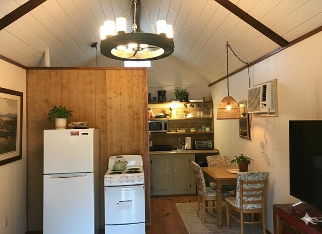 Building Photo - 607 Live Oak St