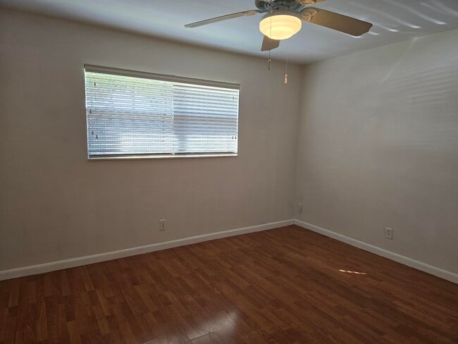 Building Photo - 121 Lake Gloria Dr