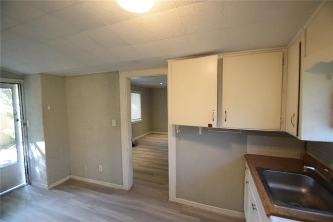 Building Photo - 842 E Lime St