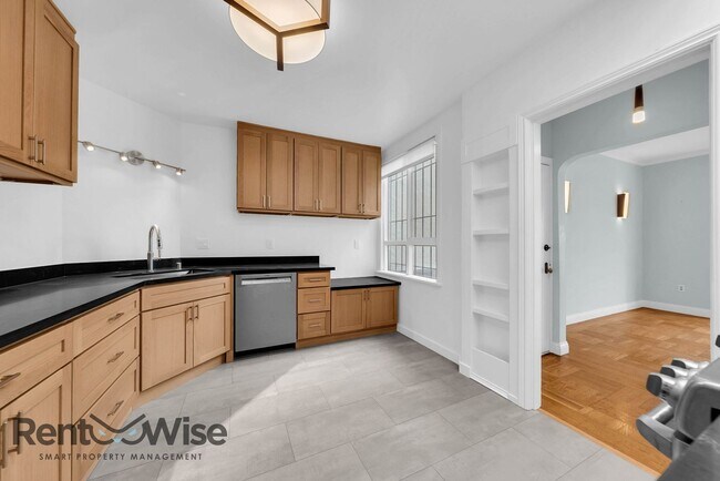 Building Photo - 824 Garfield St