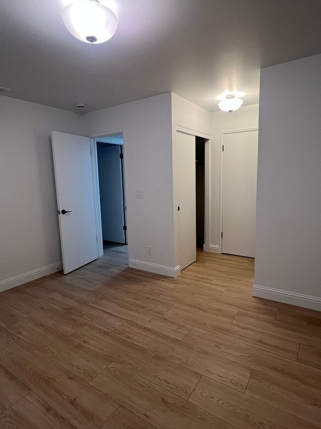 Building Photo - BEAUTIFULLY REMODELED 3 BEDROOM DUPLEX!!