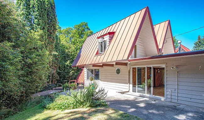 Building Photo - Charming A-Frame Retreat with Creekside Se...
