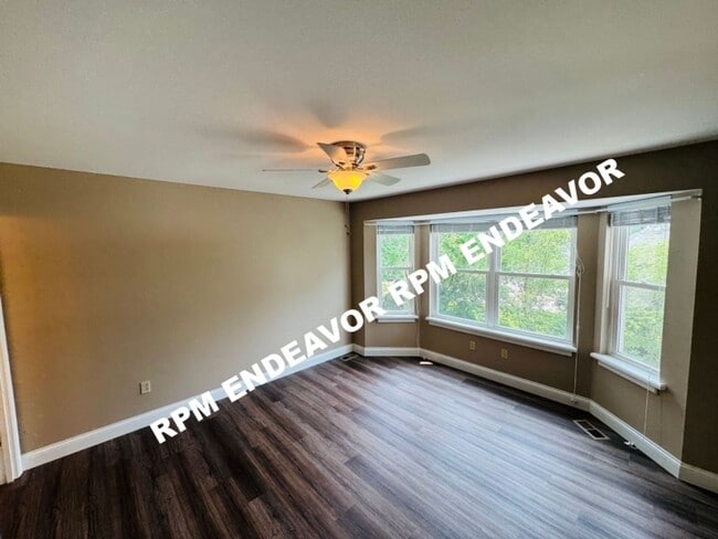 Building Photo - Beautiful 3BR/2.5BA Rental with Garage, Fe...