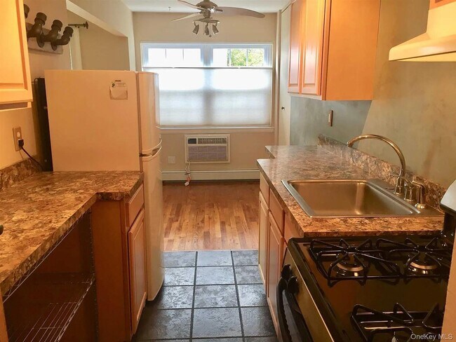 Primary Photo - 8 Colonial Rd