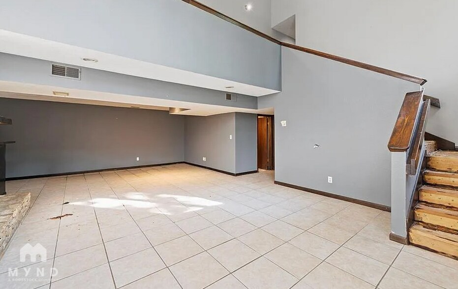 Building Photo - 527 Lancelot Dr