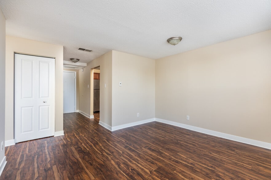 Building Photo - Senate Manor