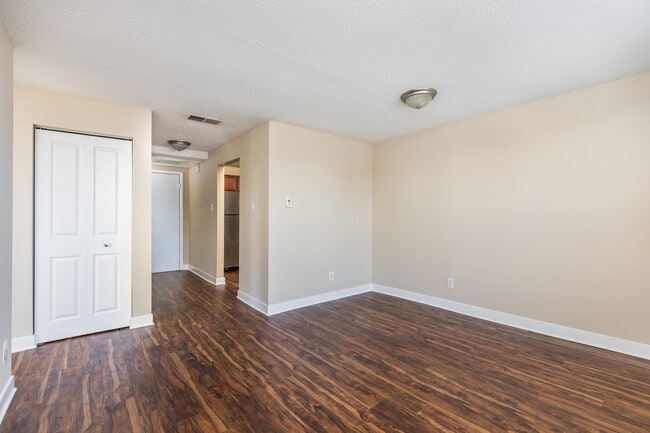 Building Photo - Senate Manor