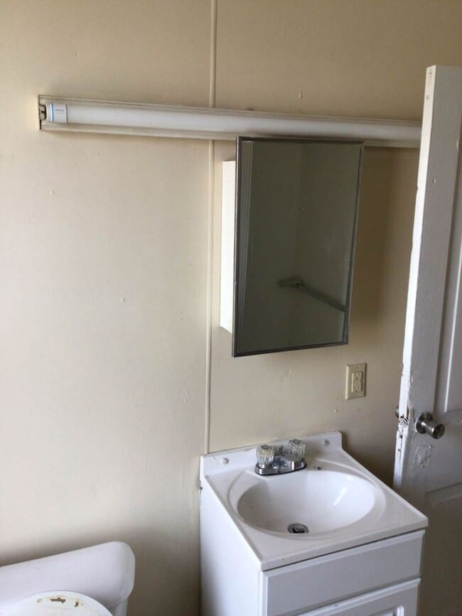 Building Photo - 709 20th St