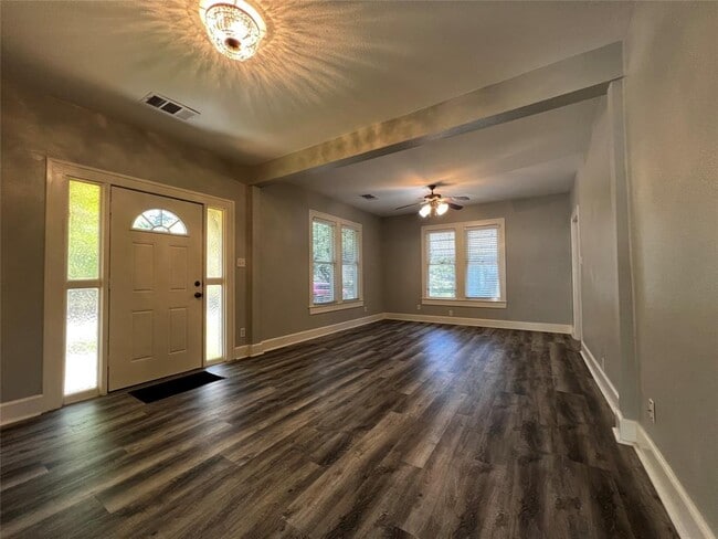 Building Photo - 810 Cecelia St