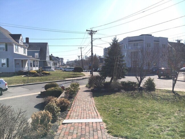 Building Photo - 141 Groves Ave