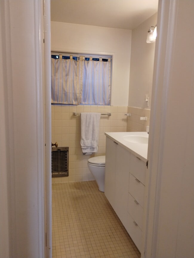 Building Photo - 5273 Village Grn