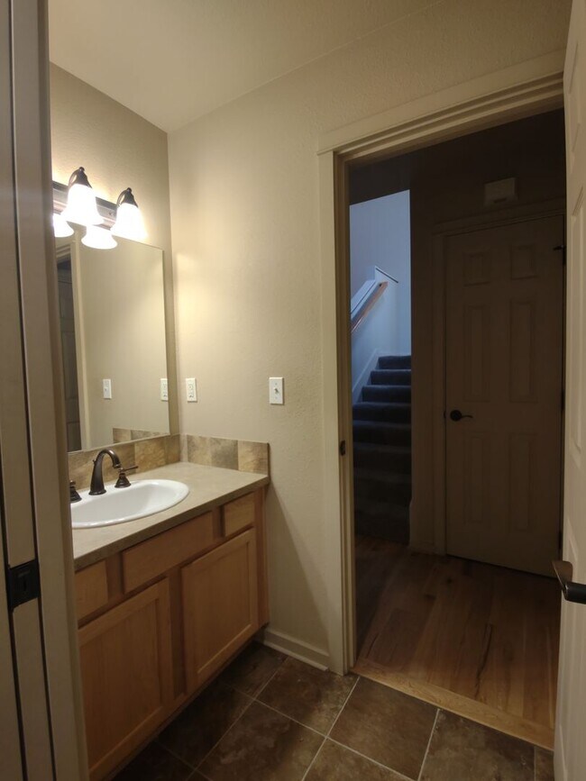 Building Photo - NW 3x2 townhome with primary bedroom on the main level