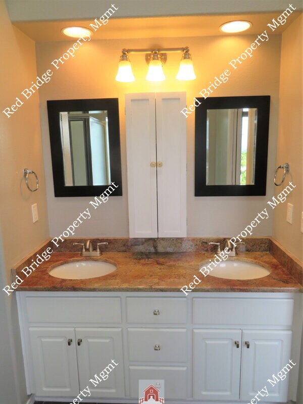 Building Photo - 18385 SW Swanstrom Dr