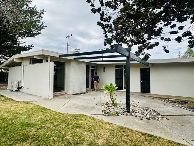 Building Photo - Beautifully Brand New Updated Home- Great Schools- Pet Okay