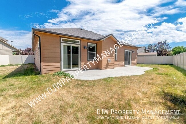 Building Photo - Charming 3 Bed 2 Bath w/Fireplace & 3 Car ...