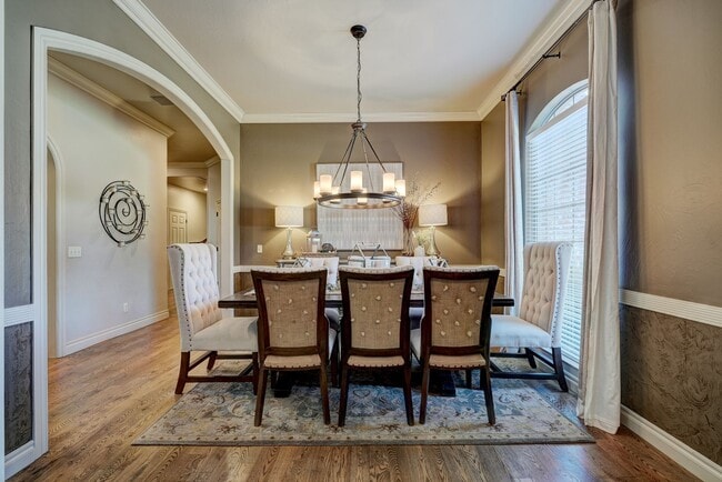 Building Photo - Luxury 5 Bedroom Home in Fairfax Estates + Safe Room + Memorial High + Easy Access to I-35