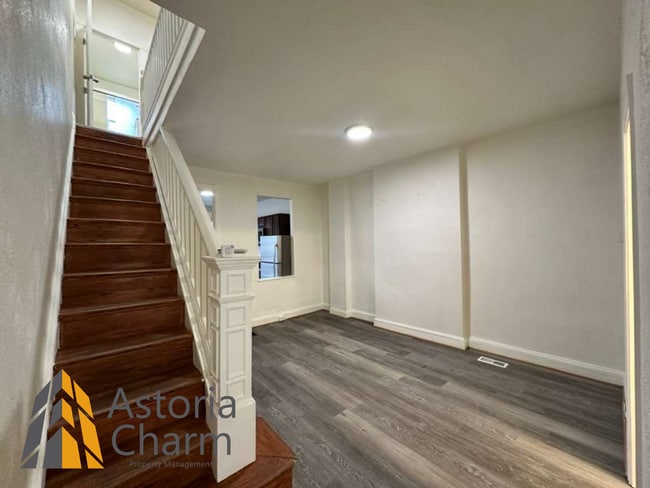 Building Photo - Flexible 4 Bedroom Layout with Fenced Backyard