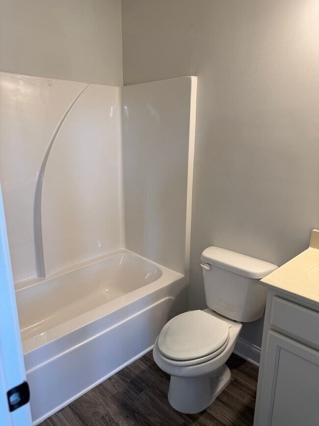 Building Photo - Spacious 5BR House in Buford