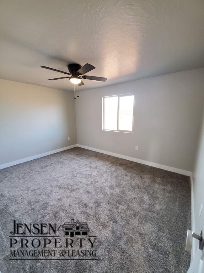 Building Photo - Three Bedroom Red Mountain Vista Town Home