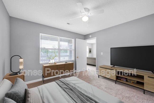 Building Photo - 301 Country Club Dr NE