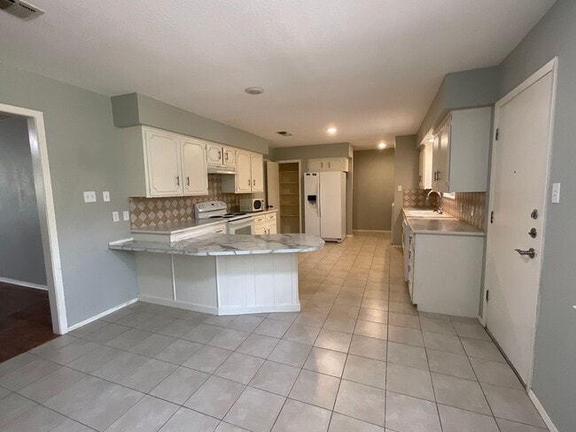 Building Photo - *NOW AVAILABLE* Absolutely Gorgeous 2 Bedr...