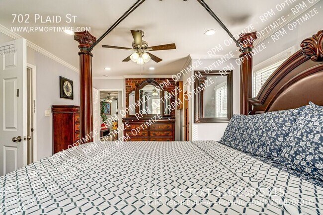 Building Photo - 702 Plaid St