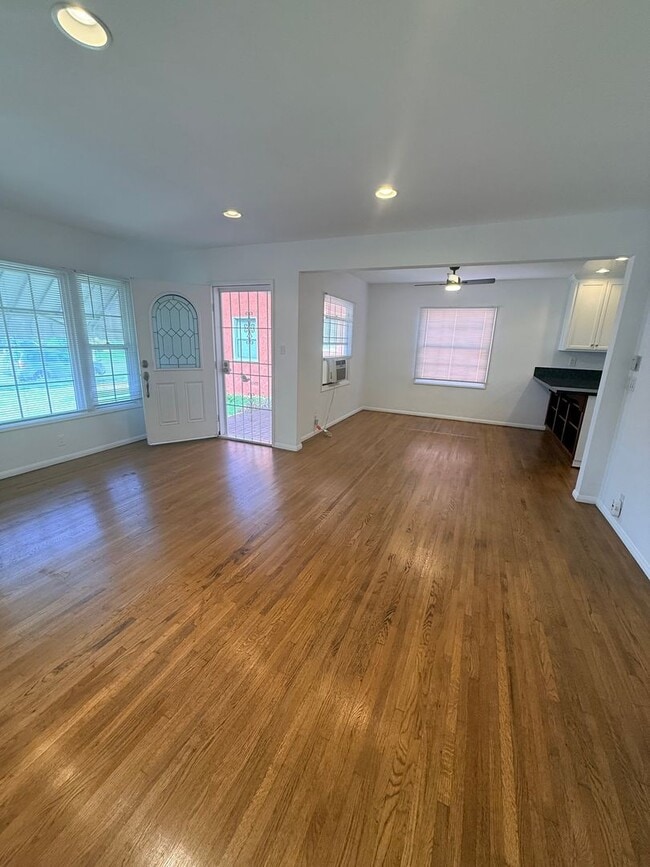 Building Photo - Adorable 2-bedroom home available for rent in Lakewood Mutuals!