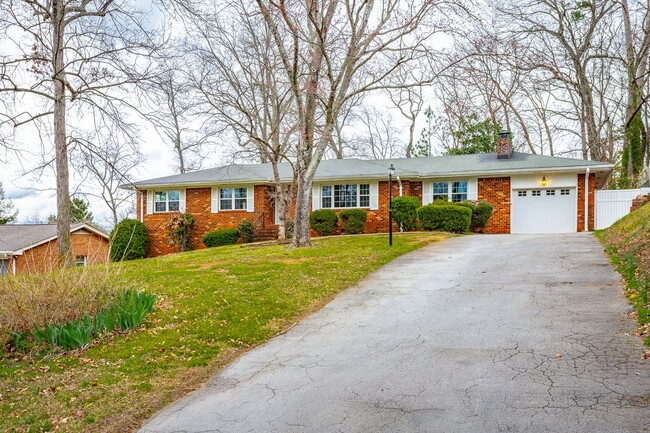 Building Photo - 3 Bedroom 2 Bath in East Brainerd