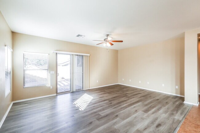 Building Photo - 526 W Calle Sombra Linda