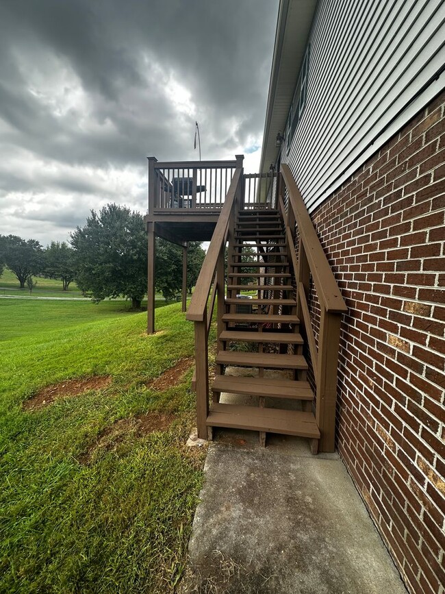 Building Photo - E. Morristown - 2 bed/1 bath duplex with b...