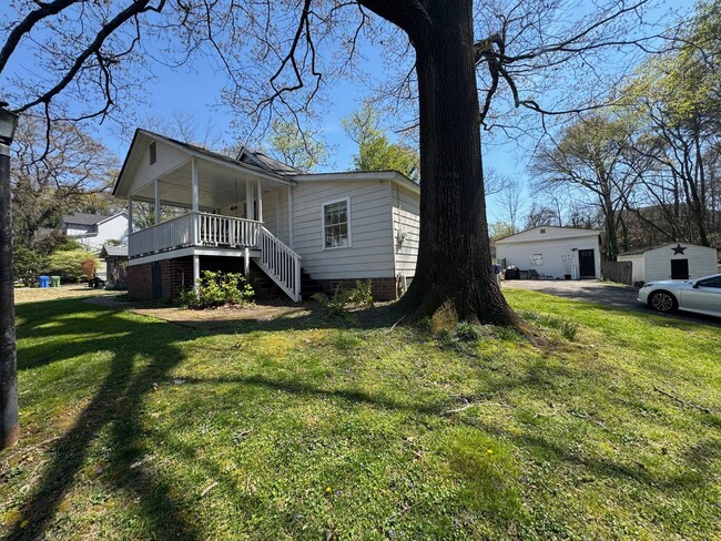 Building Photo - Adorable Garage Apartment Living in the Riverside Community