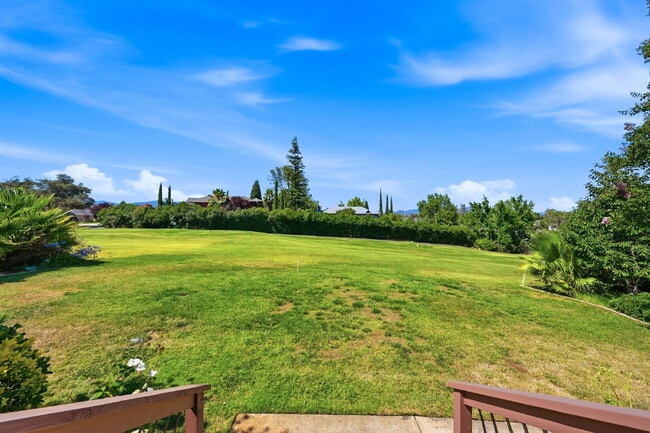 Building Photo - Beautiful Executive Level Rental on Golf Course