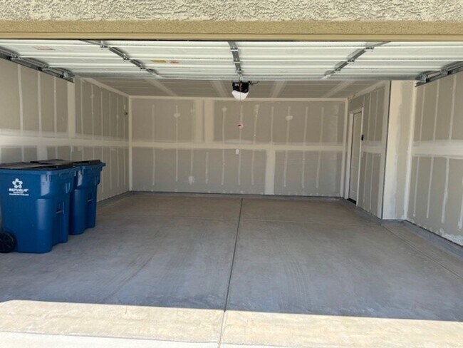 Building Photo - 1 Yr New 3 BR 2BA in Chaparral Terrace w/ ...