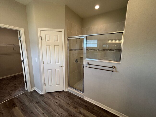 Building Photo - 4 bedroom / 3 bath in great neighborhood - WON'T LAST!