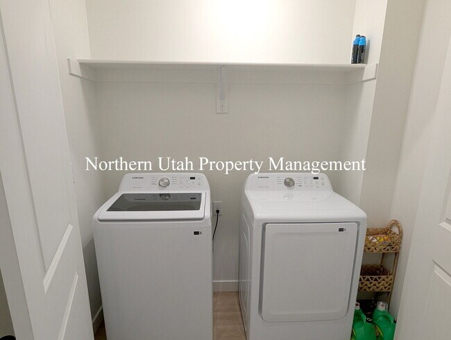 Building Photo - New 3 Bed 3 Bath Townhome