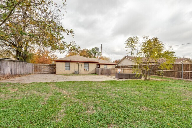 Building Photo - Stylish Duplex in Irving - HUGE Backyard!