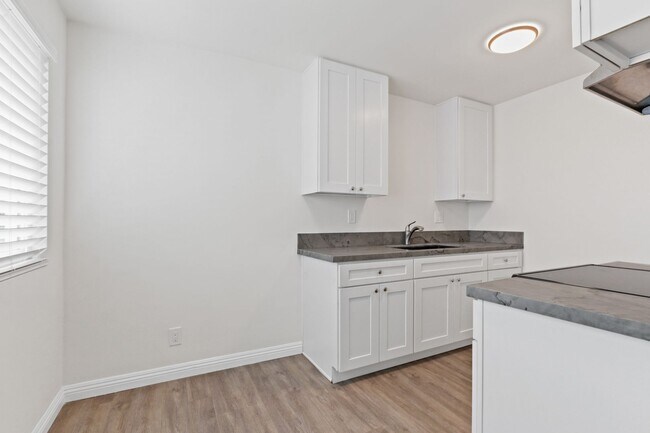 Building Photo - Bright Upstairs Apartment in North Long Beach