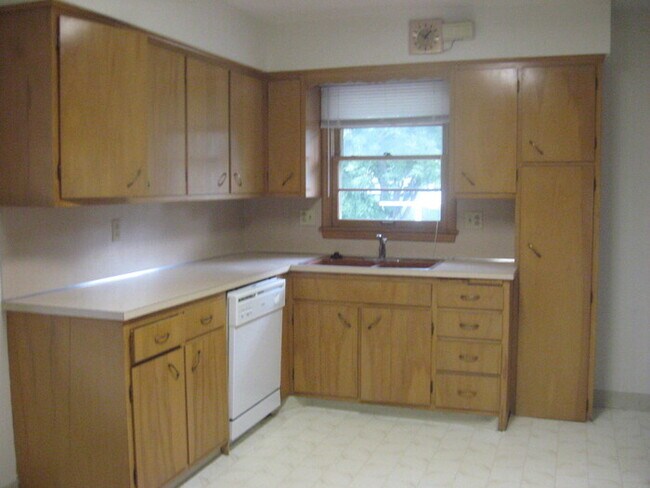 Building Photo - Duplex-Great neighborhood! NEW REDUCED PRICE - $1538 per month!
