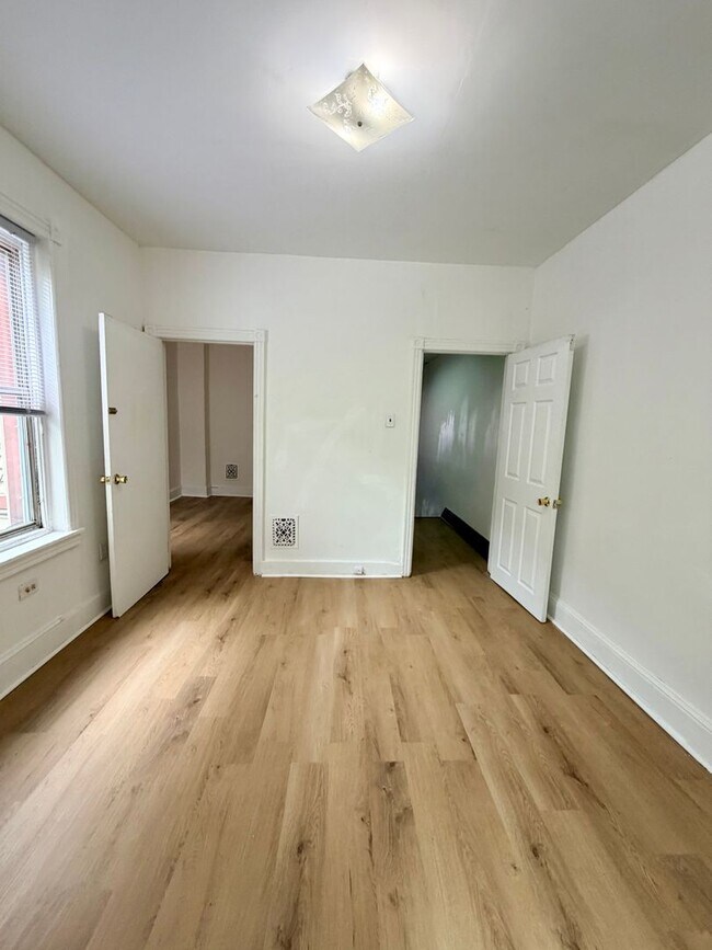 Building Photo - Available Now - Pet-Friendly 3-Bedroom Home in West Parkside