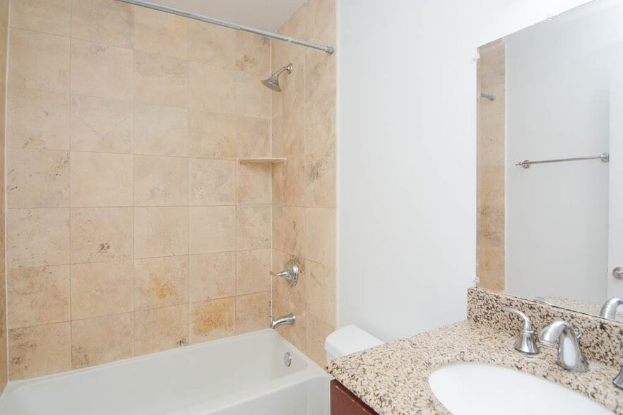 Building Photo - 650 W Wrightwood Ave