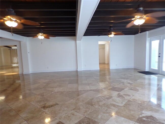 Building Photo - 179 Maria Ct