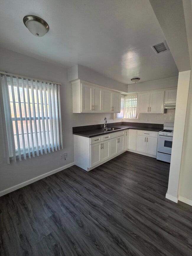 Interior Photo - 5525-5535 W 118th St