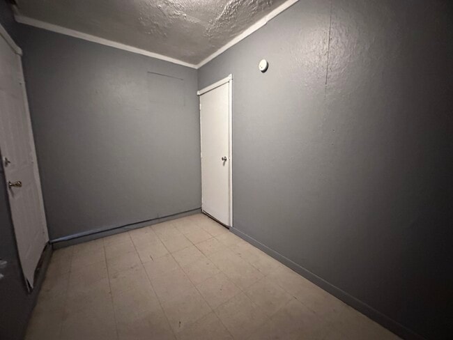 Building Photo - 1001 Shasta-