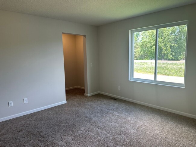 Building Photo - 3 Bed +Den Nearly Brand New $2350