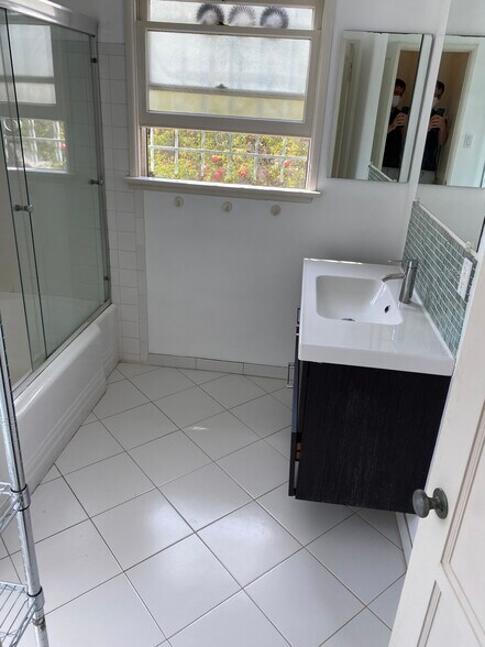 Building Photo - 3315 Caroline Ave