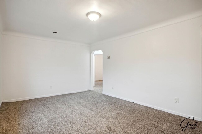 Building Photo - $1200 - 3 bedroom Eastpointe